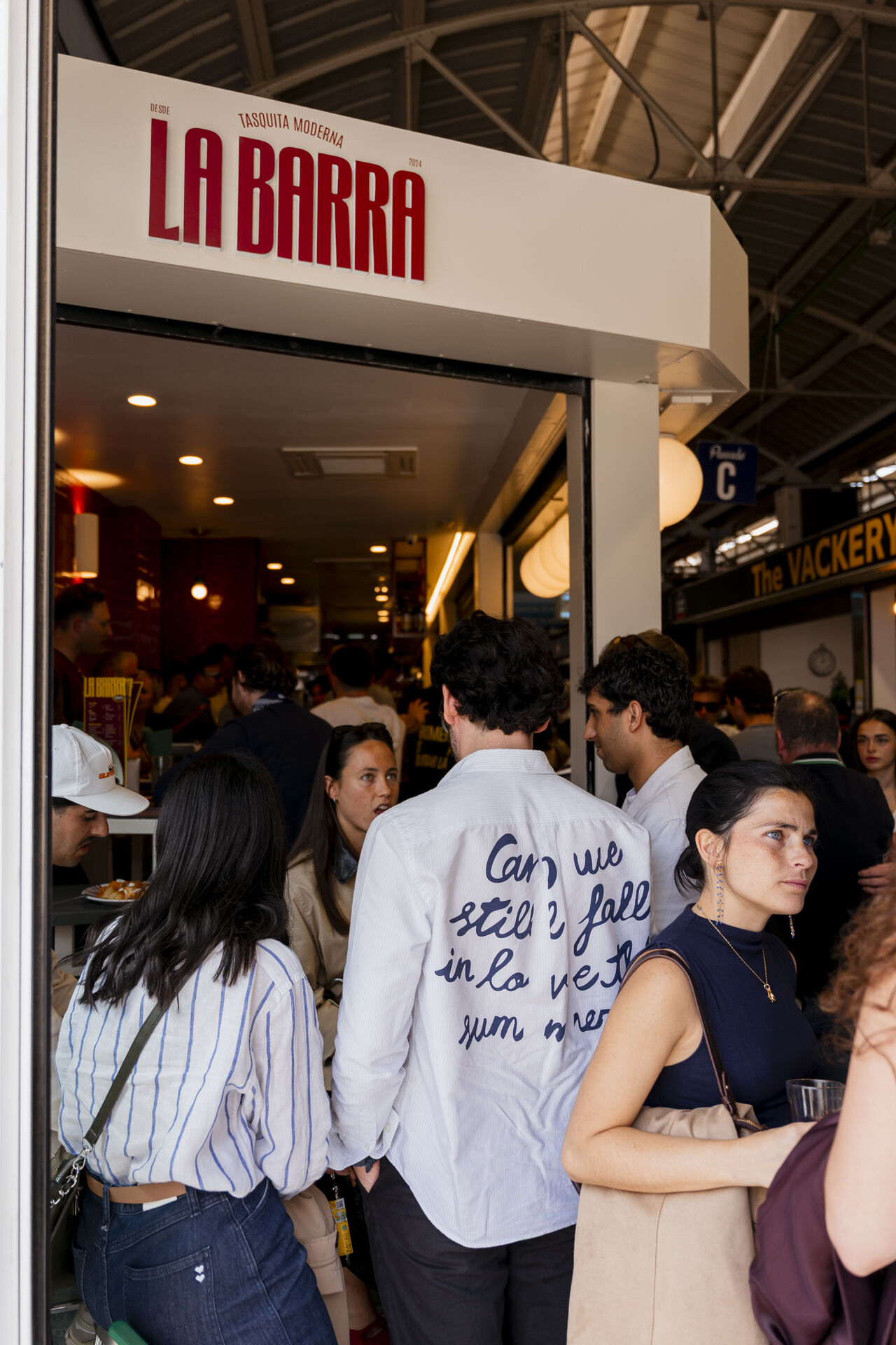Entrada de La Barra en el Mercat de Santa Catalina con clientes