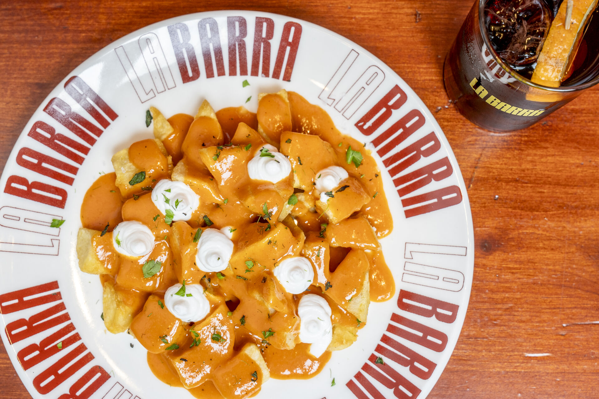Patatas bravas picantes con alioli