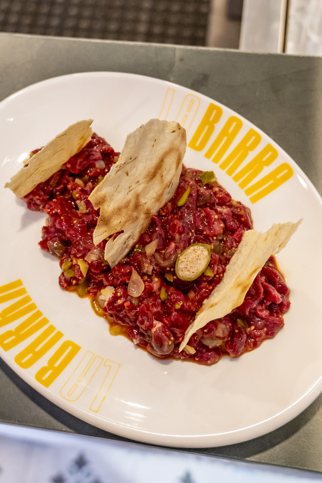 Steak tartar servido en plato de La Barra